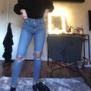  - Super snygga högmidjade Jens i stork 36, dom sätter sig efter ens kropp och är perfekta nu till sommaren🥰🥰