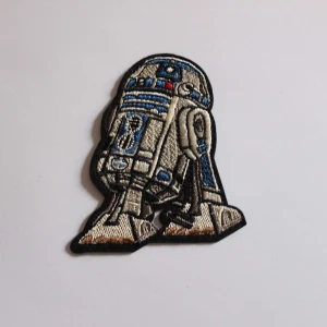 R2D2 Tygmärke  - R2D2 tygmärke! 25kr +11kr frakt. Se gärna mina övriga annonser med klistermärke och tygmärken, samfraktar såklart! 
