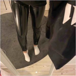  - Ett par jättefina lackbyxor från Gina Tricot som jag köpte här på Plick! Säljer vidare för att dem är för stora för mig😪 Pris går att diskutera❤️