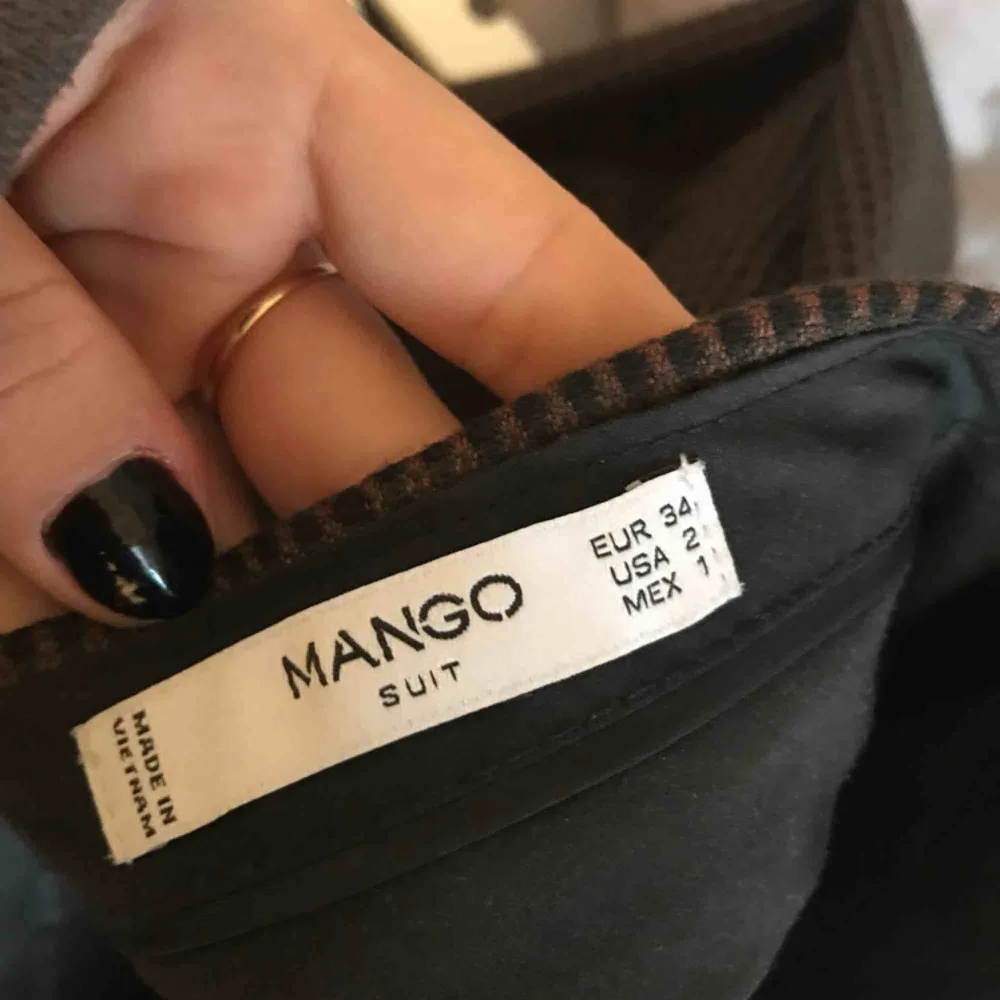 Bruna kostymbyxor från mango som sitter så snyggt!! Säljer pga inte min stil längre. Möts upp i Stockholm eller fraktar men fraktkostnader tillkommer . Jeans & Byxor.