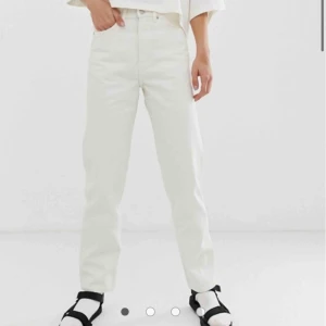  - Ett par jeans från weekday, använd 1-2 ggr, säljes pga att de ej kommer till användning! 