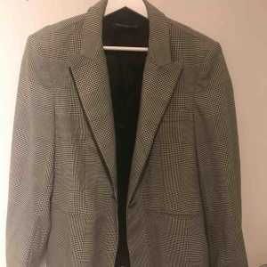  - Fin kavaj från zara. Endast använd fåtal gånger. Storlek 38/M Nypris 799:-