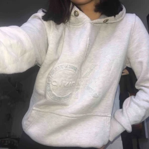  - Söt ”vit-rosa” Calvin Klein huvtröja som jag tyvärr inte använder så mycket längre, hoodien är i använt skick 🥰  Kan mötas upp i Göteborg eller så står köparen för frakten