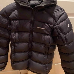  - Säljer min peak performance jacka som inte kommer till användning. Jätte skön och varm, bra skick!!  Nypris-2499kr