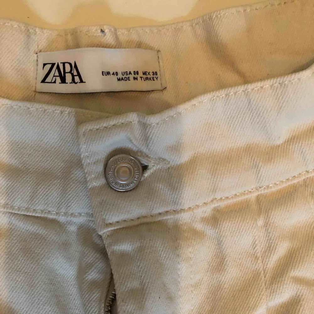Vita stora jeans från Zara!. Jeans & Byxor.