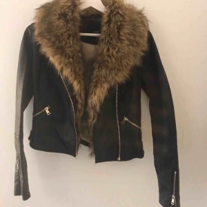  - Svart skinnjacka med pälskrage ( pälskragen går att ta av ) Nypris: 1900 Säljer för: 600 Använd Max 4 gånger  Köparen står för frakt 