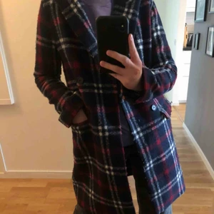  - säljer min superfina kappa från NA-KD då den tyvärr är lite för liten på mig. Superbra kvallité och material men två fickor och knappar i mitten. Köpte för 1 år sedan och användes mycket då men är i toppskick. 