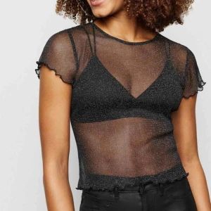  - Glittrig mesh-top från Wish! Storleken är egentligen Large men passar med som är en Small/Medium. Använd ändast en gång och frakt tillkommer på 50 kr