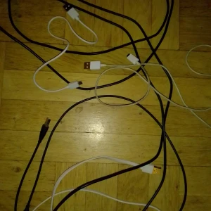 Laddarkablar till android - Det är sex stycken kablar som säljs som paket. Alla är testade och funkar. Dom vita är endast testade.150kr med frakt