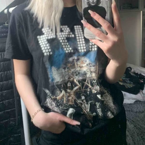  - Snygg KISS tröja, lite oversized. Knappt använd så gott skick! Köpare står för frakt.✨✨💓