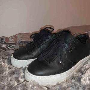  - Säljer dessa sjukt snygga Axel Arigato skor för 850kr! Storlek 37 o bara använts en gång alltså är dem i nyskick. Säljes då dem är för små.