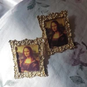  - Supercoola örhängen som liknar små tavlor av mona lisa. Frakt tillkommer på 18 kr 💓 tavlorna är ungefär 2x4 cm!Sålde ett par förut. Säljer nu det par jag hade tänkt behålla själv, men som aldrig kommit till användning. 