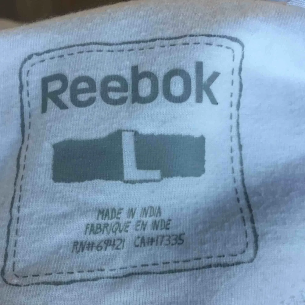 Vit Reebok hoodie med färgdetaljer, stl L men är väldigt liten för att vara L så funkar också som M. Tröjor & Koftor.