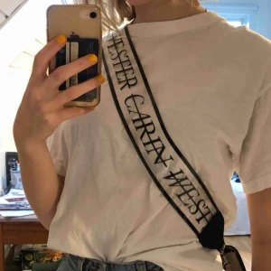  - Oanvänt axelband till väska från Carin Wester!! Kan mötas upp i Sthlm eller frakta (då delar vi på fraktkostnaden)