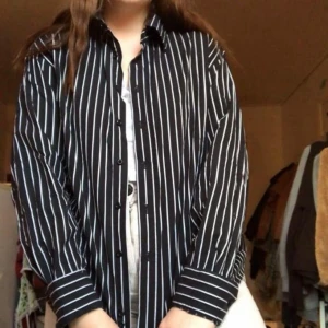  - Säljer denna randiga skjortan från Bläck! Helt oanvänd ❤