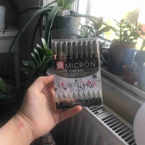  - superfint sett med fineliners från sakura. kostade 250kr nya och är aldrig använda. kan såklart om diskutera priset ! <33