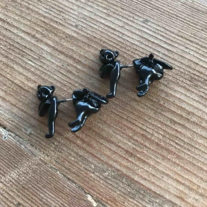  - Riktigt coola svarta örhängen som föreställer katter. Bak och framsidan är på varsin sida av örat. Aldrig använda. Frakt tillkommer på 9kr