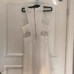  - Jättefin vit klänning från hm, perfekt till skolavslutning eller bal. Använd 1 gång och har tyvärr blivit för liten