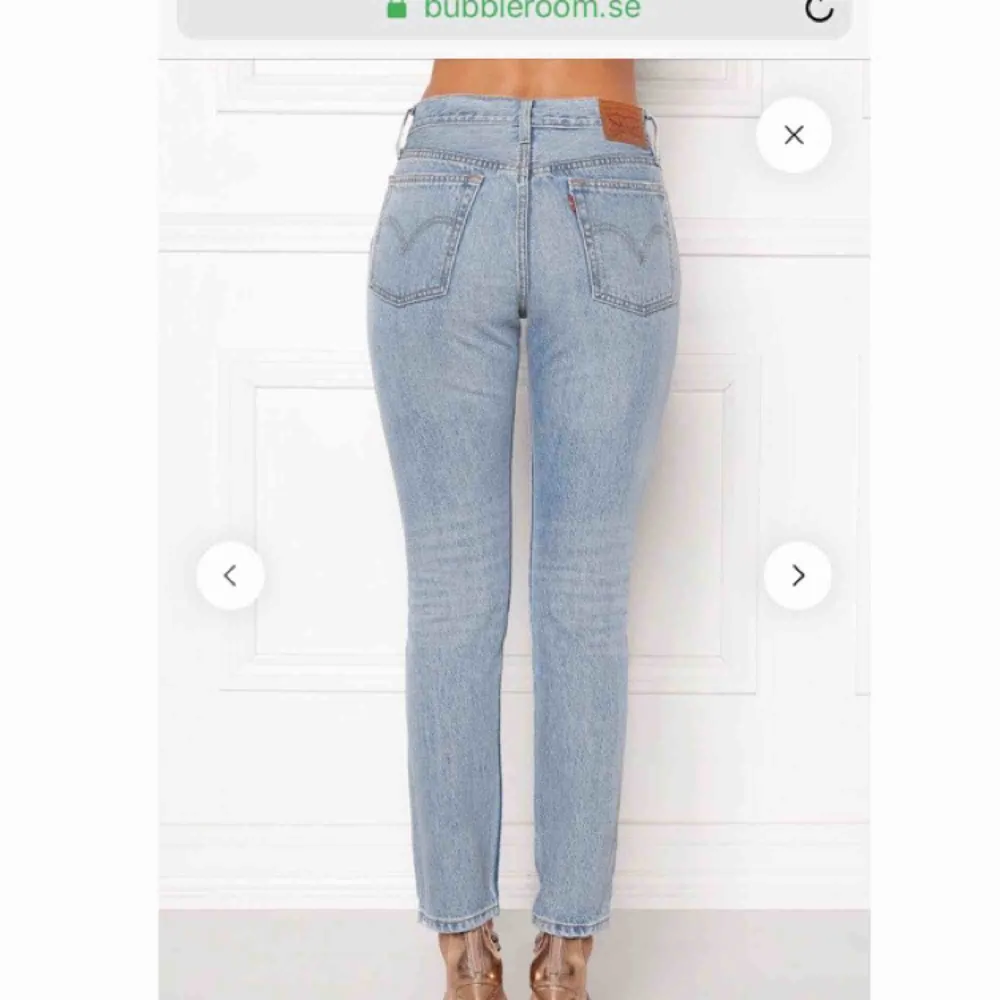 Säljer dessa suuuuper snygga Levis jeans!! Köpta för 1099 kr! Har klippt dom nere vid fotleden, så dom är slitna! Använd vid fåtal tillfällen & säljs då dom ej kommer till användning 😢 Färgen heter ”Lovefool” 👌🏽. Jeans & Byxor.
