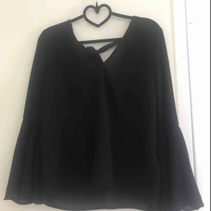  - Söt blus med knytning baktill. 