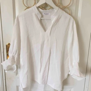  - Härlig oversize blus med fin volangärm, perfekt till semestern!