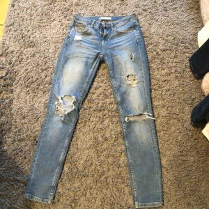  - Fina jeans från Gina. Ganska små i storleken. Är 164 och längden är perfekt för mig. Köparen står för frakten, men kan mötas upp i Stockholm