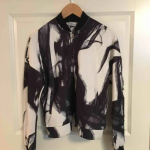  - Häftig tjocktröja/jacka som är relativt stor i storleken och skulle lika gärna kunna vara S eller kanske M. Superskönt material och använd ett fåtal gånger. Kan mötas i Stockholm. Skriv till mig om det är något du undrar över🌹