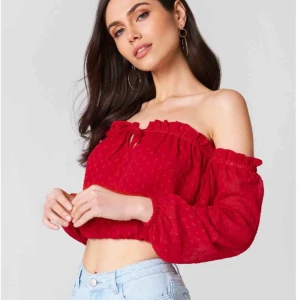  - Jättefin off shoulder top från Linn Ahlborg x Na-kd kollektionen!!  Frakt går på 59, skickar med PostNord :)) Tar endast swish Ifall ni undrar nånting/vill ha fler bilder så är det bara att skriva