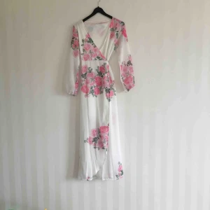  - Jätte fin långklänning i tunnare tyg. Omlott med knyte. Använd 2ggr. Perfekt sommarklänning! Frakt tillkommer 