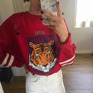  - röd tiger sweatshirt med hål på.  endast swish & fraktkostnad tillkommer!