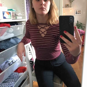  - En randig tröja med öppnad V-ring. Croppad så sitter fint till högmidjade byxor. Använd få gånger och bra material. Mötas upp i Växjö eller Älmhult annars frakt 20kr, puss