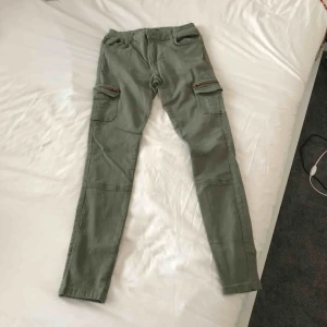  - Fina gröna jeans. Säljer på grund av att jag aldrig använder dom. Använda max 5 gånger. Bjuder på frakten 