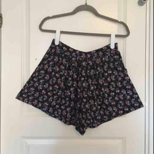 Jättefin shorts-kjol från bikbok. De är svarta i grunden och har små blommor över hela shortsen. Betalning sker via swish💖 Kan mötas upp i Uppsala!