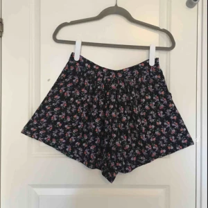  - Jättefin shorts-kjol från bikbok. De är svarta i grunden och har små blommor över hela shortsen. Betalning sker via swish💖 Kan mötas upp i Uppsala!