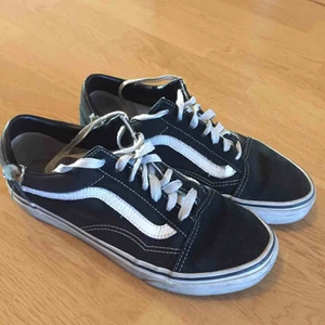  - buda gärna! köpte de för ungefär 1 år sen, förutom att de är spruckna vid sidorna är de i bra skick. 