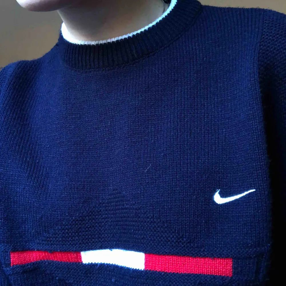Mysig stickad tröja ifrån Nike, jätte bra skick! Frakt tillkommer🥰. Tröjor & Koftor.