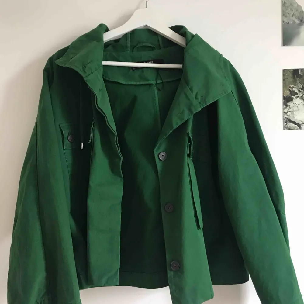 Sååå fin grön vår/höst jacka från Zara. Speciell modell vilket gör den ännu coolare!! Strl är M, men sitter najs på mig som vanligtvis har S. Asfräsh färg också🤑. Jackor.