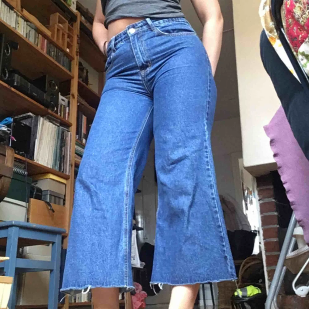 Nya jeans från Prettylittlething. Säljes då jag har två exakt likadana, de jag har på bilden är mina så de jag säljer är inte ens testade. Möts i Stockholm eller så tillkommer frakt . Jeans & Byxor.