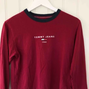  - Långärmad tröja från Tommy Hilfiger, använd fåtal gånger och i jättefint skick. Frakten är gratis 🥰