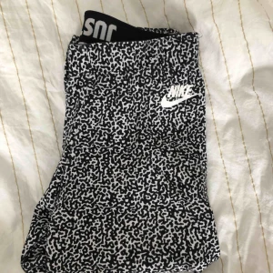  - Nike träningstights, använda men är i bra skick! Frakt tillkommer⚡️
