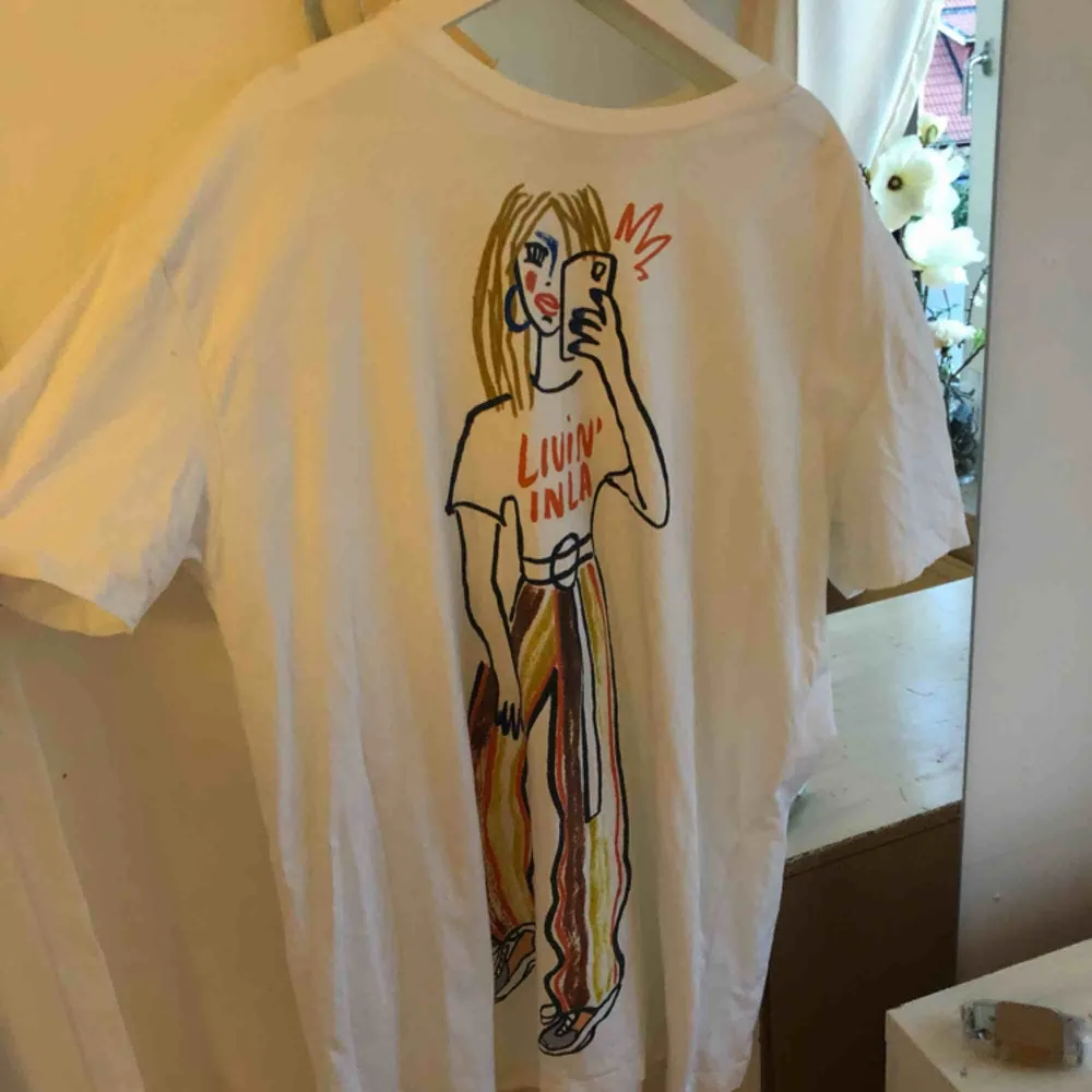 Säljer denna t-shirt med tryck ifrån zara, strlk S, (hör av er för intresse)💓🦋💞. T-shirts.