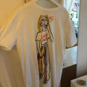  - Säljer denna t-shirt med tryck ifrån zara, strlk S, (hör av er för intresse)💓🦋💞