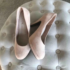  - Jättefina klackskorna som passar perfekt till balen! Endast använda en gång. Köparen står för frakten💛