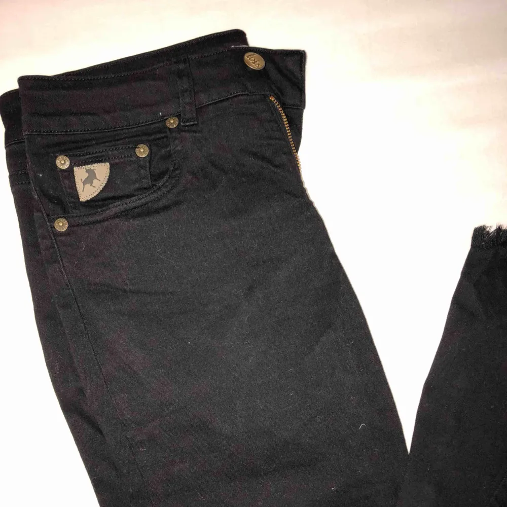 Flare/bootcut jeans med slitningar längst ner.  Storlek S i stretchigt material. Använda en gång.   Nypris 1300kr.. Jeans & Byxor.