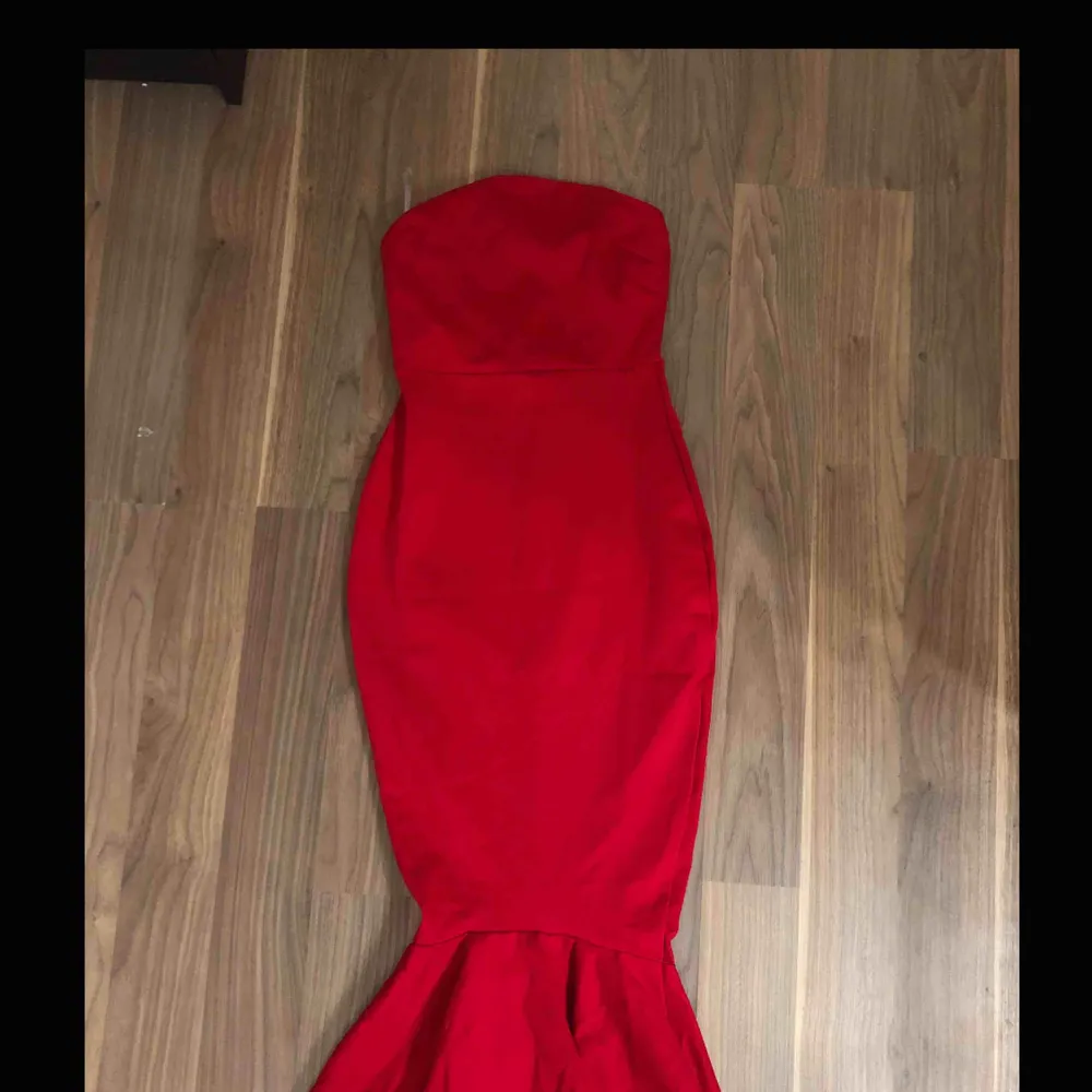 Röd tajt klänning från fashion Nova Aldrig använd Storlek XS men passar en S också  . Klänningar.