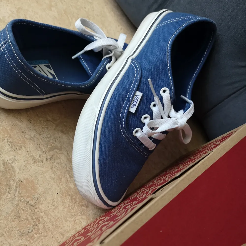 Äkta Vans sneakers, sparsamt använda! . Skor.