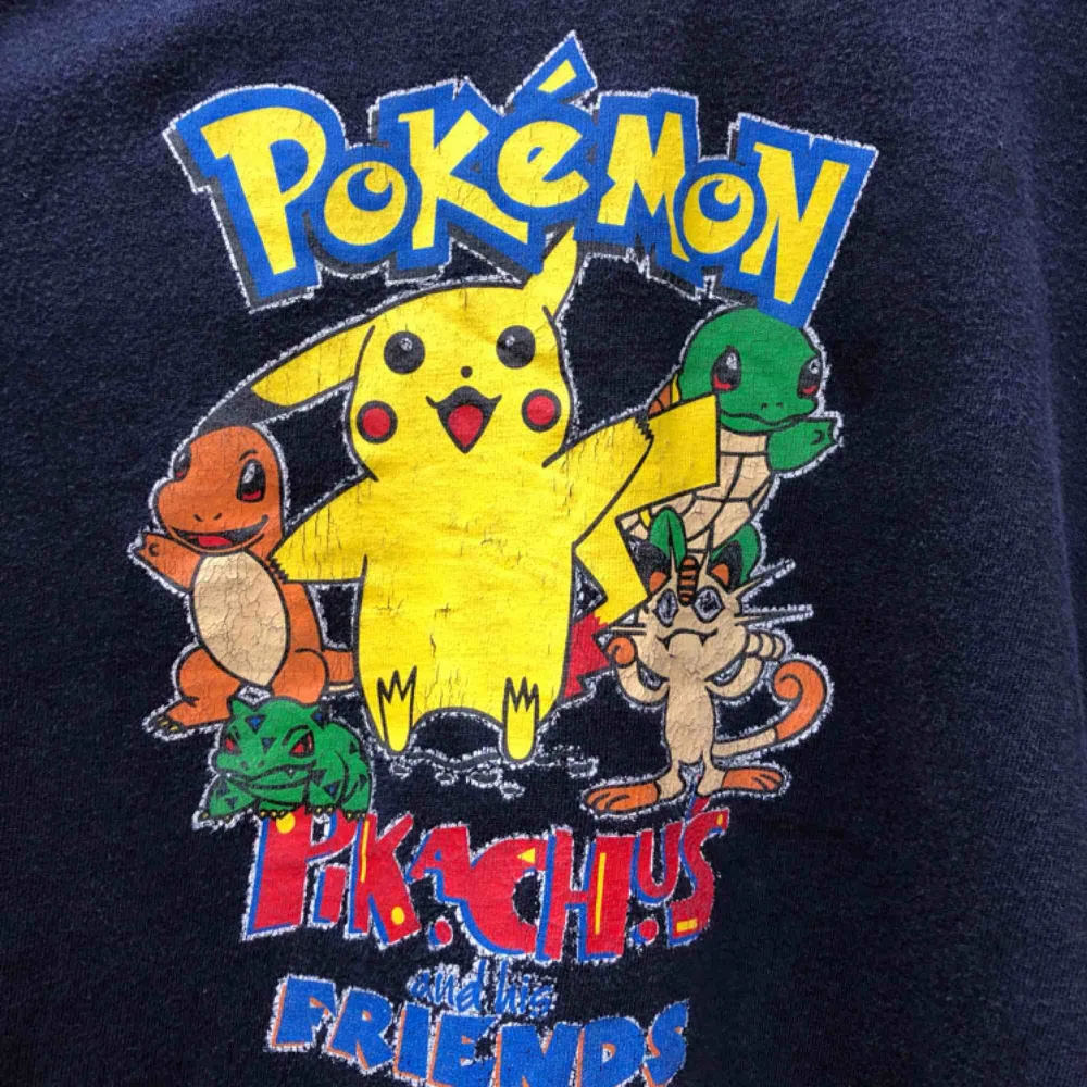 Äldre T-shirt Pokémon från tidigt 2000-tal. Några hål på framsidan i nederkant . T-shirts.