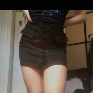  - Fin kjol med knytning! Köpt här på plick men den var lite för liten. Sitter tajt men går att knyta tajtare eller lösare beroende på hur man vill ha den. Perfekt till sommaren 