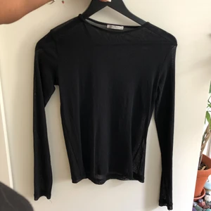  - Genomskinlig tröja från Zara. Helt felfri men kommer bara inte till användning. Något som kan ses som en fördel med tröjan är att den inte är såå genomskinlig, alltså ganska täckande men ändå inte helt. 