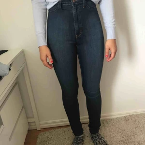  - Ett par jeans från fashionova. Kostar 200kr inkl frakt.